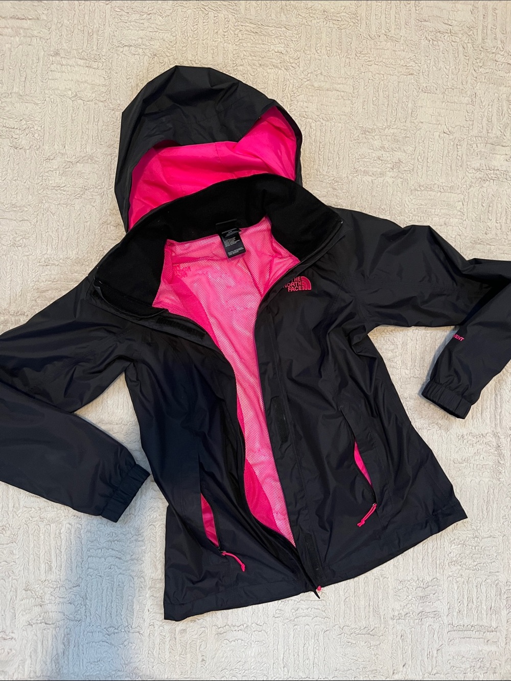 The North Face Women’s Resolve HyVent jacket black/neon pink, Size Small, EUC